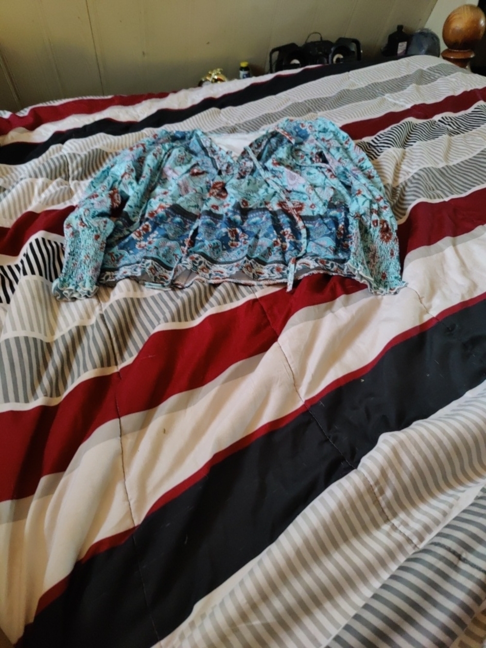 New size Medium unbranded Floral Print V-Neck Women’s Top in Teal Blue